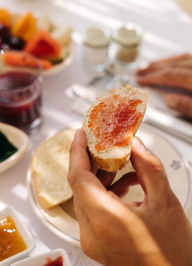 colazione_salata_corte_pane_marmellata_vert